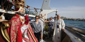 Le statue di San Pietro e San Paolo insieme: la processione in mare nell’anno del Giubileo