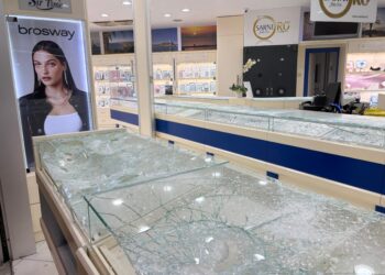 Ore 20,45: paura nel centro commerciale. Rapinatori con le mazzette da muratore svaligiano Sarni Oro