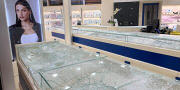 Ore 20,45: paura nel centro commerciale. Rapinatori con le mazzette da muratore svaligiano Sarni Oro