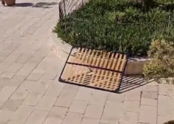 «C’è chi usa la balconata orientale come una discarica: ennesimo abbandono di rifiuti ingombranti»