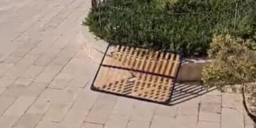 «C’è chi usa la balconata orientale come una discarica: ennesimo abbandono di rifiuti ingombranti»