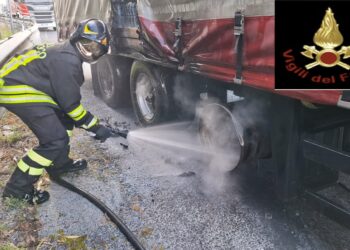 Incendio causa lo scoppio di una ruota, tir sbanda sull’a14: camionista si salva