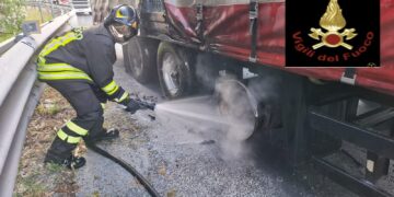 Incendio causa lo scoppio di una ruota, tir sbanda sull’a14: camionista si salva
