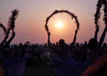 Il concerto all’alba dà il benvenuto all’estate: il fascino dell’appuntamento con il solstizio