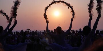 Il concerto all’alba dà il benvenuto all’estate: il fascino dell’appuntamento con il solstizio