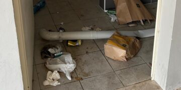 Bivacchi e grondaie divelte, gli interni del terminal ridotti a un porcile