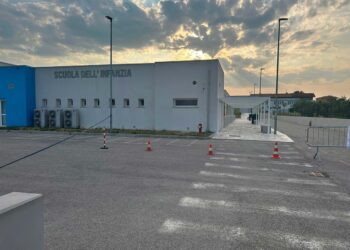 Pensilina al polo scolastico di via Melvin Jones, Di Toro e Lippis: «Passo importante, ma tardivo»