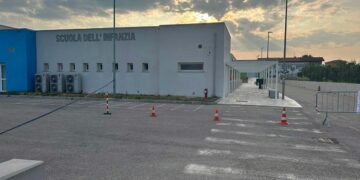 Pensilina al polo scolastico di via Melvin Jones, Di Toro e Lippis: «Passo importante, ma tardivo»