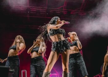 Anna apre lo Shock Wave Festival, grande partecipazione di giovanissimi. Stasera tocca a Irama