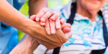 Al via l’avviso pubblico per il sostegno ai caregiver familiari: domande entro il 30 agosto