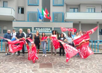 «Tagli dal primo agosto», continua la protesta dei lavoratori degli appalti Asl