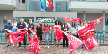 «Tagli dal primo agosto», continua la protesta dei lavoratori degli appalti Asl