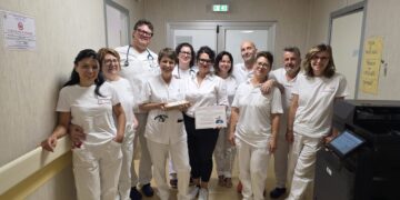 «Papà assistito con amore durante l’ultima fase della vita»: la donazione di Veronica all’ospedale