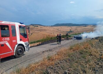 Mentre viaggia l’auto prende fuoco: automobilista si salva, macchina distrutta