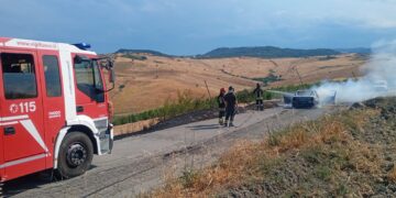 Mentre viaggia l’auto prende fuoco: automobilista si salva, macchina distrutta