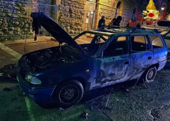 Auto incendiata a Porta Nuova, due indagati