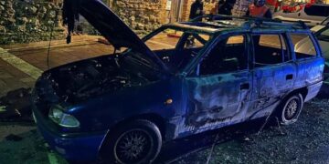 Auto incendiata a Porta Nuova, due indagati