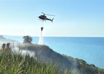 Fiamme nella Riserva di Punta Aderci, elicottero e canadair. Rogo domato nel tardo pomeriggio