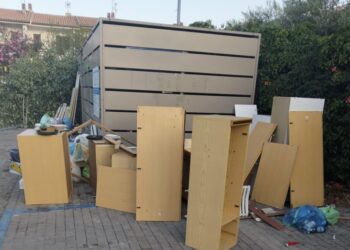 Discarica di rifiuti ingombranti attorno all’isola ecologica: inciviltà a Vasto Marina