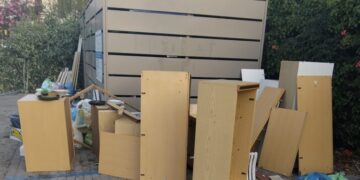 Discarica di rifiuti ingombranti attorno all’isola ecologica: inciviltà a Vasto Marina