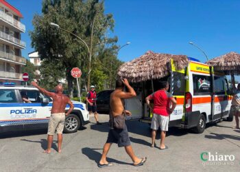 82enne colta da malore in acqua a Vasto Marina, i medici si calano col verricello