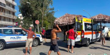 82enne colta da malore in acqua a Vasto Marina, i medici si calano col verricello