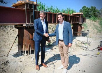 Ciclovia Adriatica, Marsilio visita il cantiere del ponte con le Marche: «Sarà pronto tra un anno»