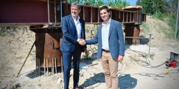 Ciclovia Adriatica, Marsilio visita il cantiere del ponte con le Marche: «Sarà pronto tra un anno»