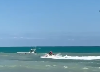Rischiano di annegare nel mare mosso, tre bagnanti salvati a Punta Aderci