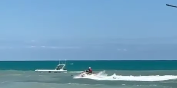 Rischiano di annegare nel mare mosso, tre bagnanti salvati a Punta Aderci