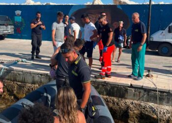 Barchino rischia di schiantarsi sulle rocce delle Isole Tremiti, equipaggio salvato dalle fiamme gialle