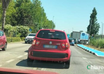 Tamponamento nella rotatoria per la stazione Fs, lunghe code sulla Statale 16