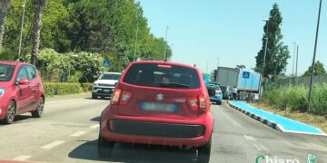 Tamponamento nella rotatoria per la stazione Fs, lunghe code sulla Statale 16