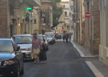 «La strada dovrebbe essere sgombra per lavori, invece auto parcheggiate e nessuno controlla»