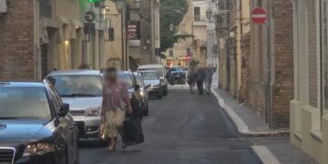 «La strada dovrebbe essere sgombra per lavori, invece auto parcheggiate e nessuno controlla»