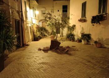 Nella notte vasi rotti e vicoli del centro trasformati in orinatoi