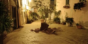 Nella notte vasi rotti e vicoli del centro trasformati in orinatoi