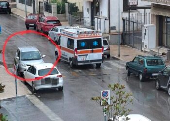 In via Ripalta si continua a viaggiare contromano, anche l’ambulanza costretta a fermarsi