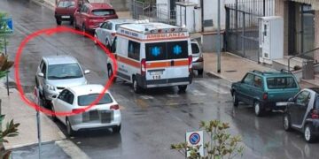 In via Ripalta si continua a viaggiare contromano, anche l’ambulanza costretta a fermarsi