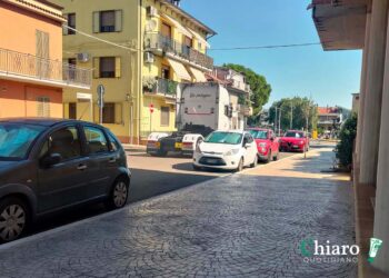 In via Ripalta si continua a viaggiare contromano, anche l’ambulanza costretta a fermarsi