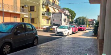 In via Ripalta si continua a viaggiare contromano, anche l’ambulanza costretta a fermarsi