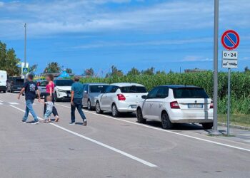 Via Vespucci, pedoni sfrattati dal marciapiede diventato parcheggio, ma Faga assicura: «Presto i paletti»