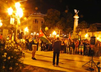 In piazza Rossetti solidali con la Palestina: «Non resteremo in silenzio, cessate il fuoco immediato»