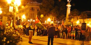 In piazza Rossetti solidali con la Palestina: «Non resteremo in silenzio, cessate il fuoco immediato»