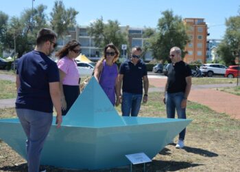 Una barchetta sul lungomare di San Salvo: la scultura in ricordo di Riccardo Soraci