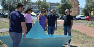 Una barchetta sul lungomare di San Salvo: la scultura in ricordo di Riccardo Soraci
