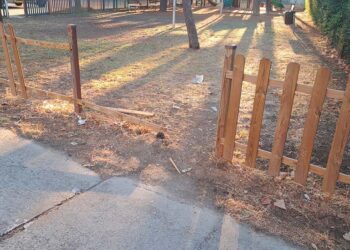 Dopo pochi mesi dall’installazione, la staccionata è già distrutta dai vandali