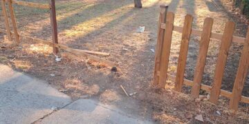 Dopo pochi mesi dall’installazione, la staccionata è già distrutta dai vandali