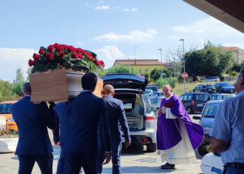 L’abbraccio di Vasto a Luigi Perchinunno: «È stata una fortuna averti conosciuto»