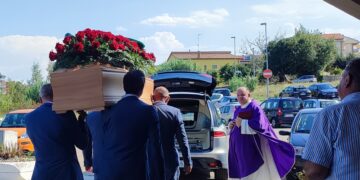 L’abbraccio di Vasto a Luigi Perchinunno: «È stata una fortuna averti conosciuto»